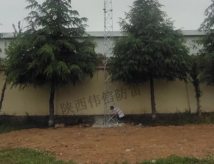 寶雞某部隊(duì)三角避雷塔安裝現(xiàn)場(chǎng)1