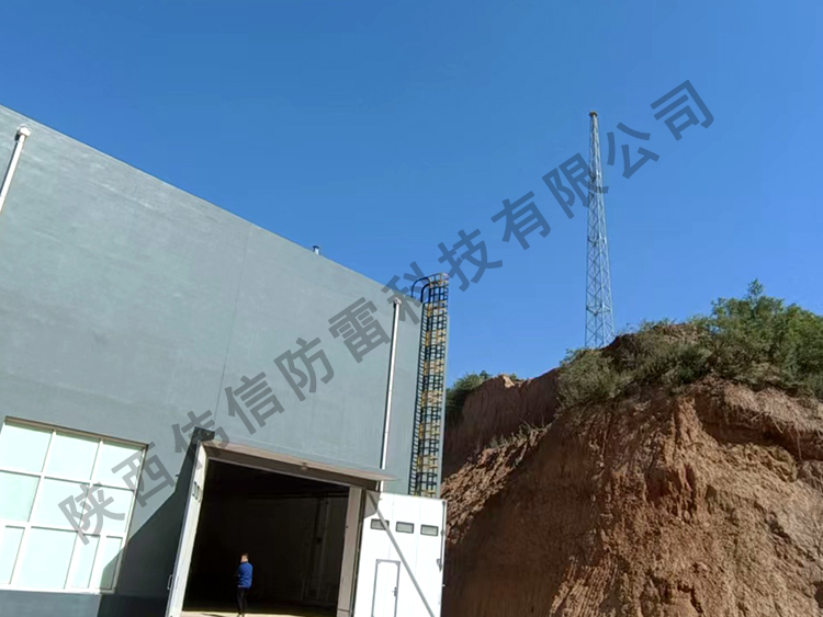咸陽(yáng)某單位廠房四角避雷塔安裝施工一