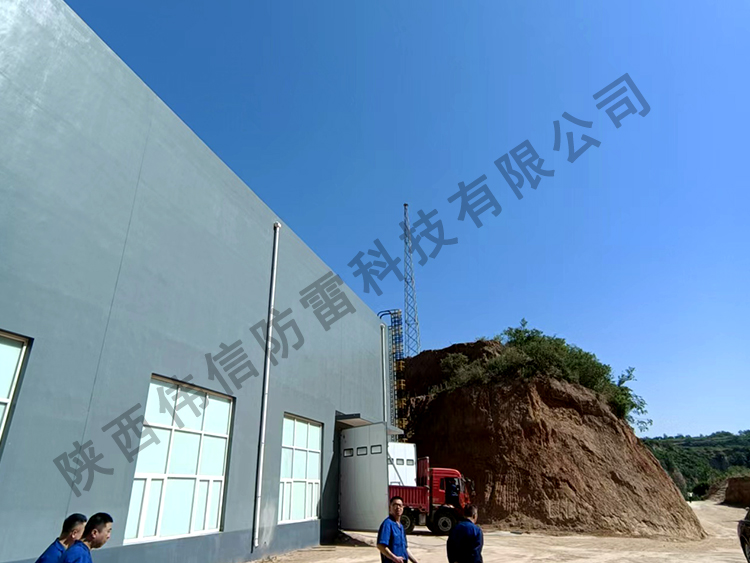 咸陽(yáng)某單位廠房四角避雷塔安裝施工二